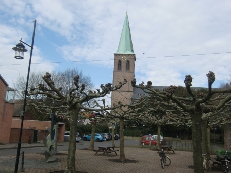 Brüggen-Bracht : Kirchplatz, kath. Pfarrkirche St. Mariä Himmelfahrt